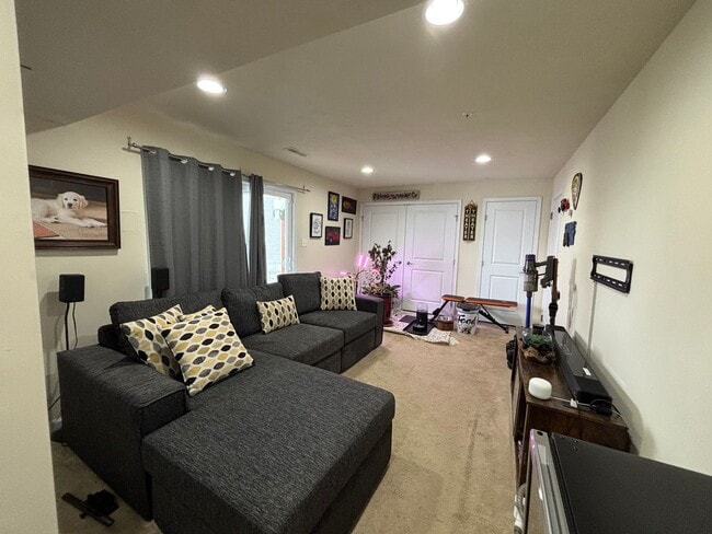 Building Photo - 3 Bedroom Townhome - Available March 1st!