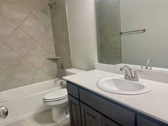 Building Photo - 215 Jacaranda Dr