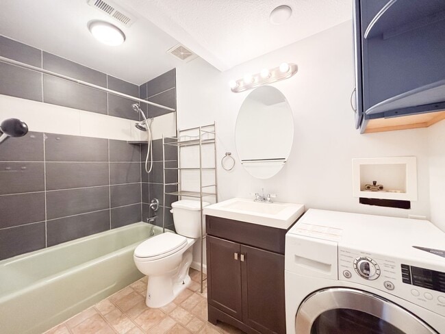 Building Photo - 2 BR/1BA | Newly Renovated Unit | | Fenced Backyard | Covered Carpot Parking