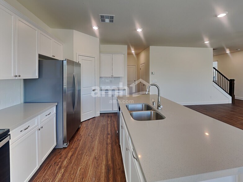 Building Photo - 6139 Schmidt St