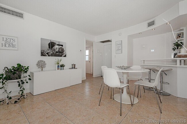 Building Photo - 3475 N Country Club Dr