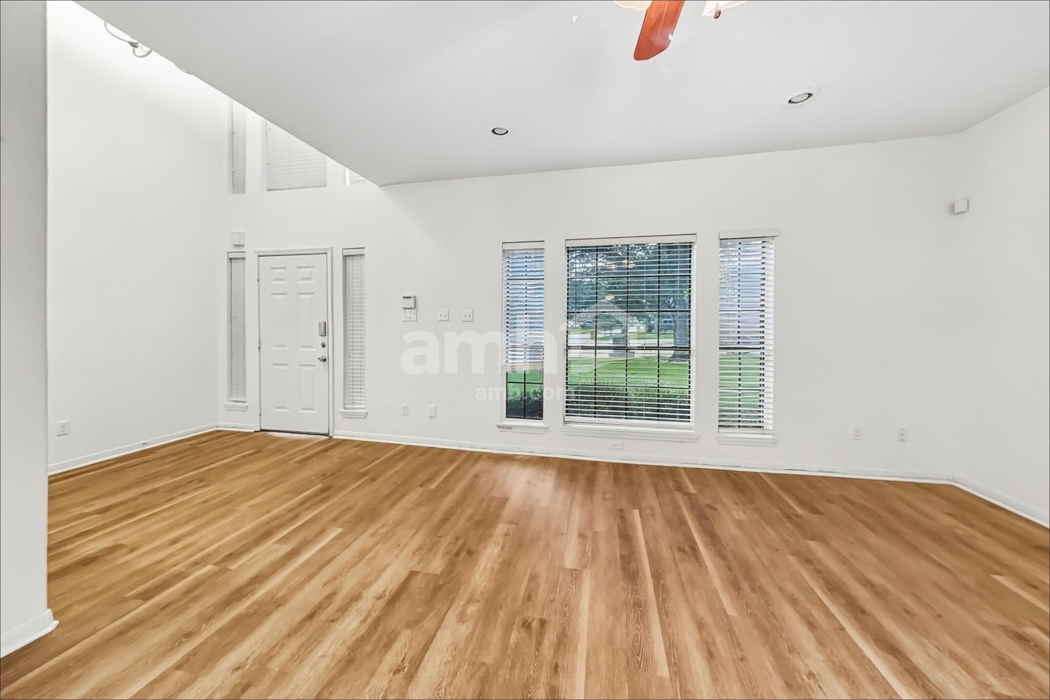 Building Photo - 10917 Spruce Dr N