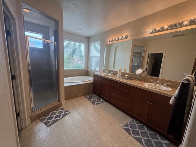 Building Photo - 5 Bed / 3.5 Bath | Elk Grove Single Family...