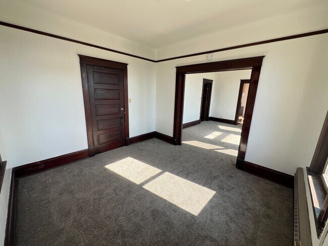 Building Photo - 2+ Bedroom Apartment - AVAILABLE AUGUST 1st!