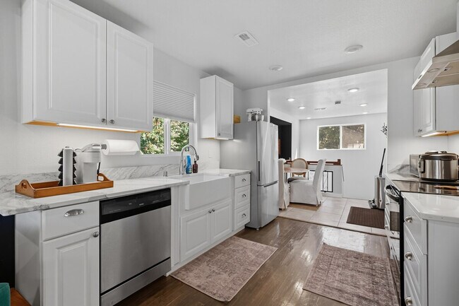 Building Photo - 1123 Prosser Ave