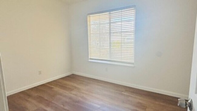 Building Photo - 633 Las Colinas St