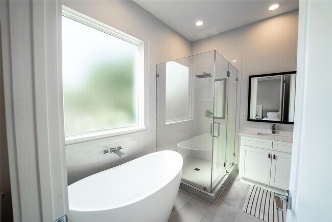 Building Photo - 827 Martin St