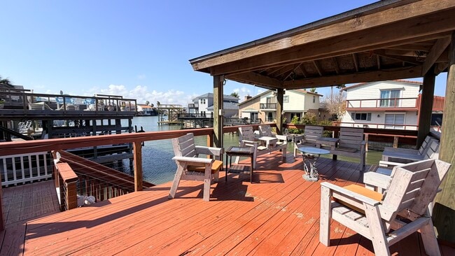 Building Photo - 13806 Primavera Dr