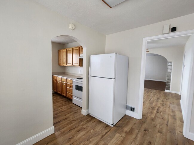 Building Photo - 3Spro2300 (Duplex)