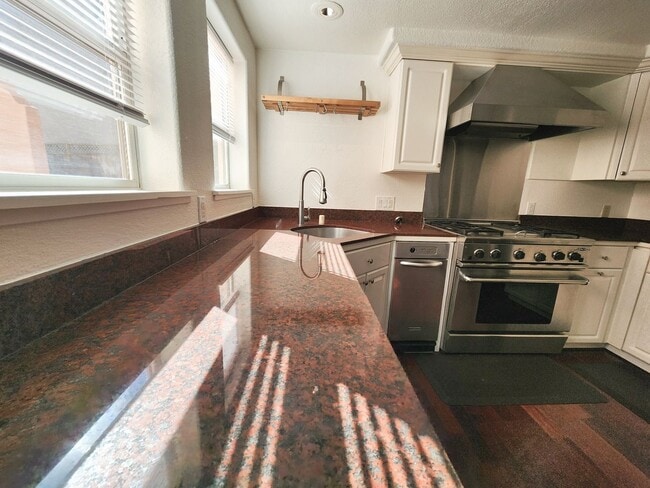 Building Photo - Spacious 3 bedroom condo