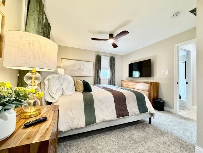 Building Photo - Brand new remodeled home in Monroe!