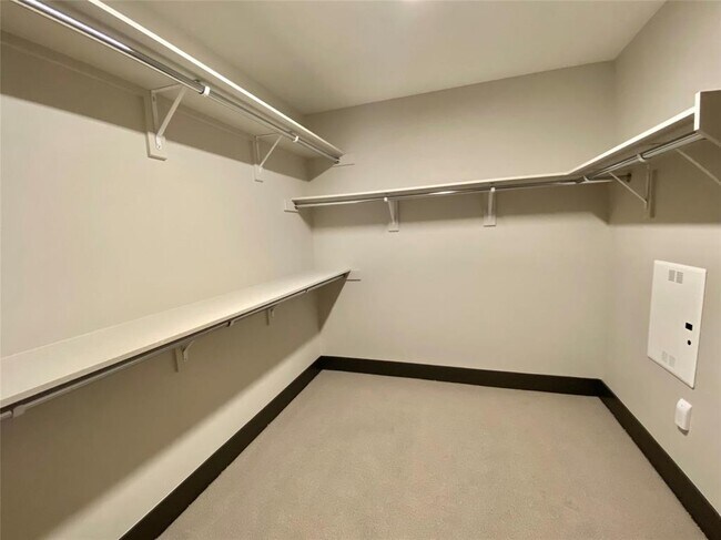 Building Photo - 1402 Elm St