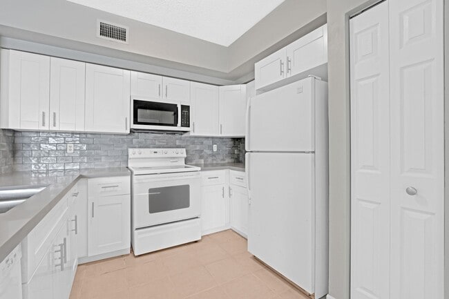 Building Photo - Modern Living in Miramar – 2 Bed/2 Bath Co...