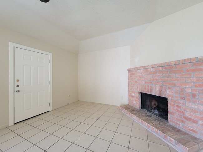 Building Photo - 10059 Emerald Creek Dr