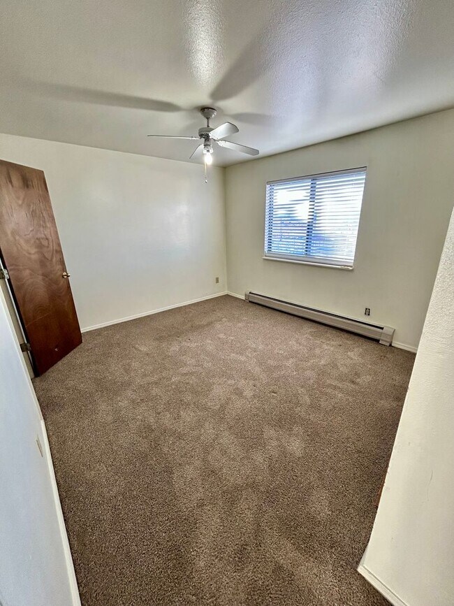 Building Photo - 2 Bedroom / 1 Bath Apartment In Bayfield