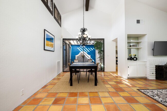 Building Photo - 280 Tolosa Cir