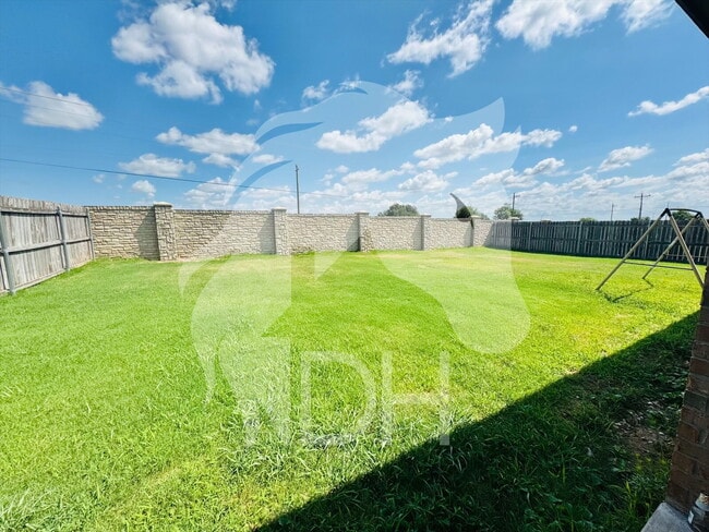 Building Photo - 924 N Creek Dr