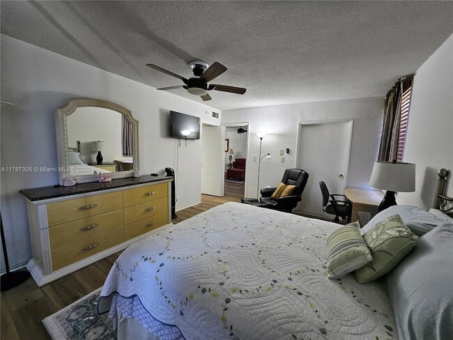 Building Photo - 1501 NE Miami Gardens Dr