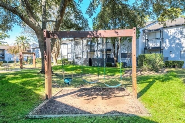 Building Photo - 874 Yorkchester Dr