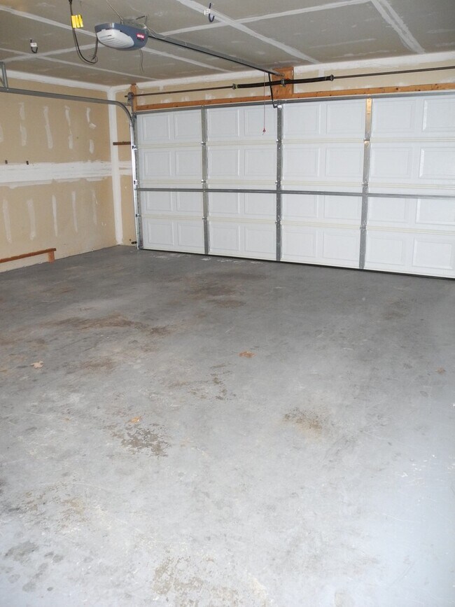 Building Photo - Single-Family Home in Merriam Woods