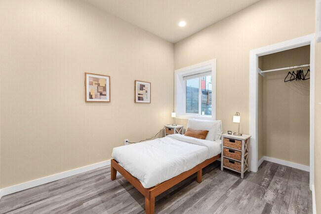 Building Photo - 917A 17th Ave