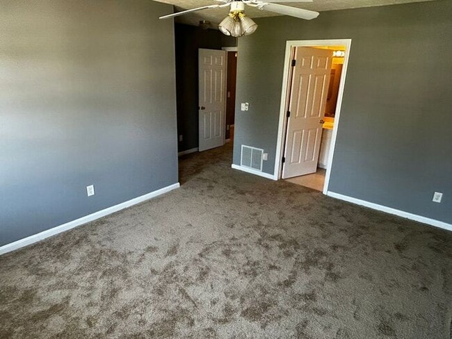 Building Photo - Fantastic Location, No Maintenence Condo