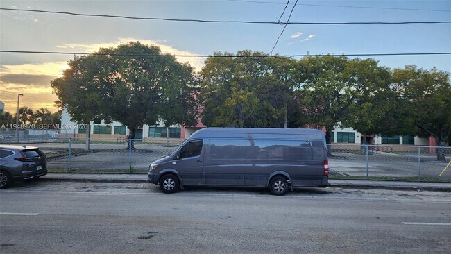 Building Photo - 329 SW 6th Ave