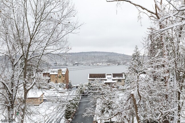 Building Photo - 377 Lakeside Rd