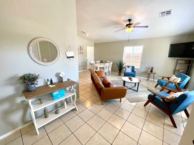 Building Photo - Luxurious Fully Furnished 3 Bedroom Home with Garage!