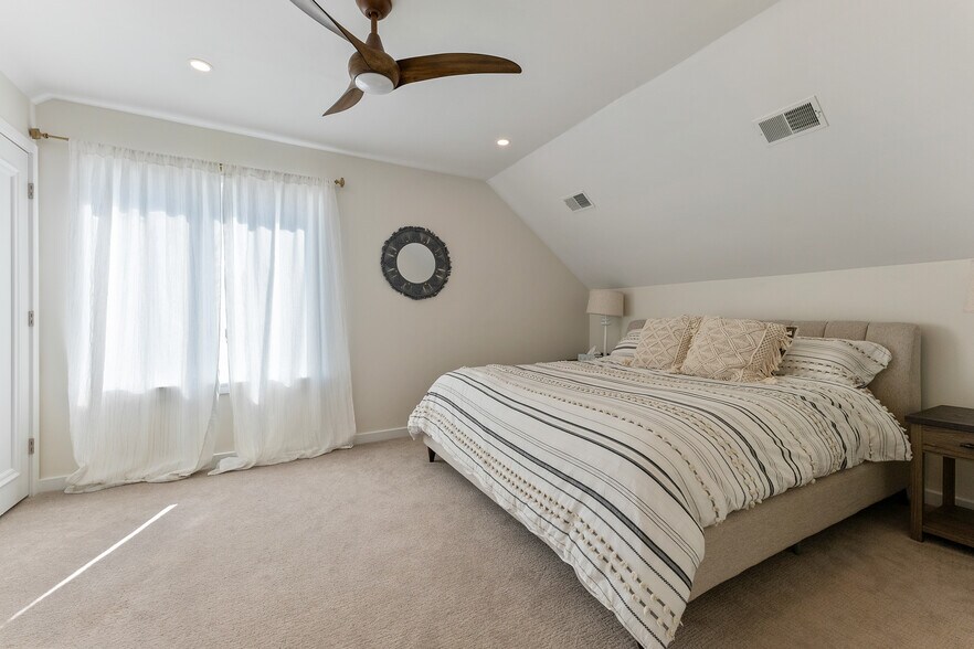 Building Photo - 7600 Bayshore Dr