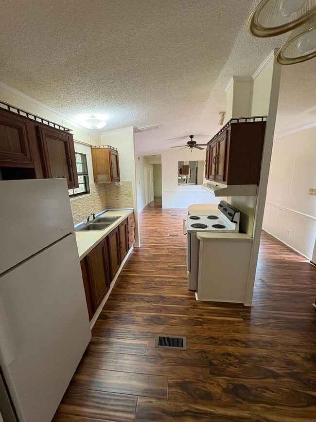 Building Photo - Nice 2 Bedroom in Candler