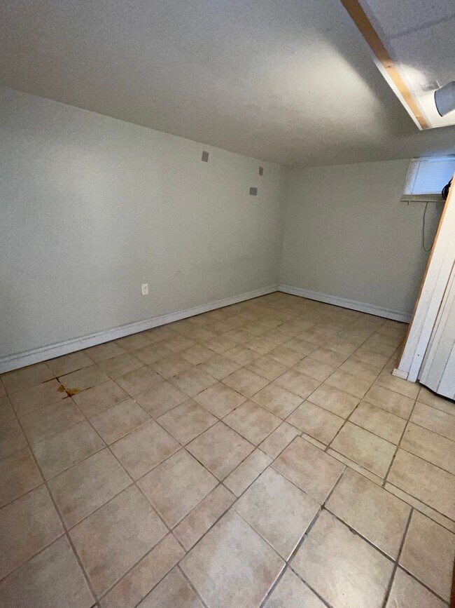 Building Photo - Bright, Spacious Single Family in Central Lowell, 4/5 Bedrooms, Off-street parking