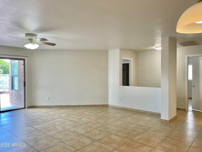 Building Photo - 1002 E Arabian Dr