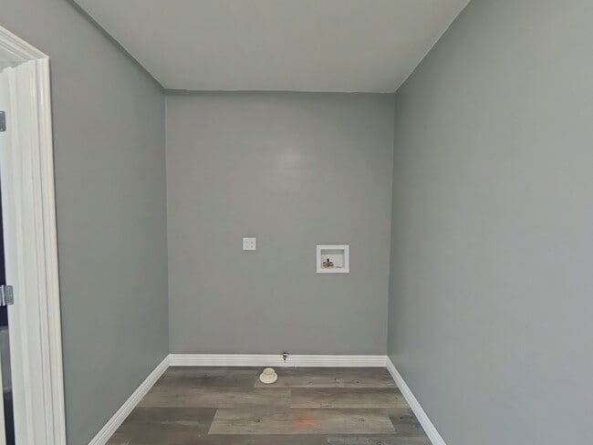 Washer & Dryer Hookup - 1119 N Mayfield Ave