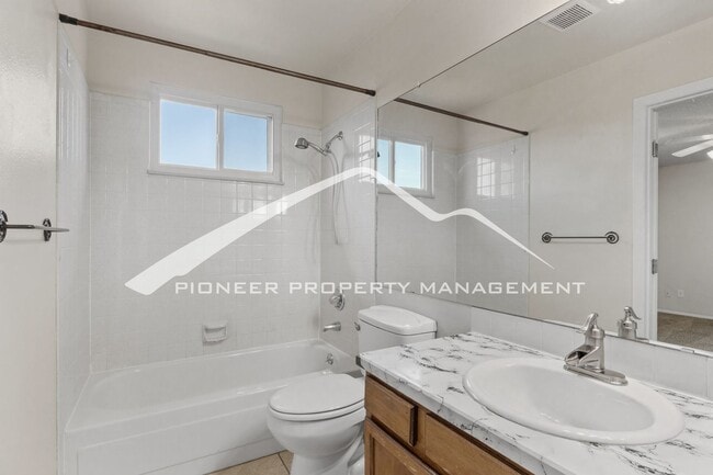 Building Photo - Huge Yard, Great Views, Perfect Location. ...