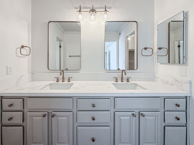 Building Photo - Upgraded Calabasas 4BR w/pool + spa, views + solar panels!