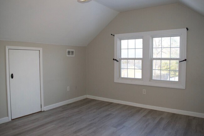 Building Photo - Conveniently Located 3 Bed 2 Bath House