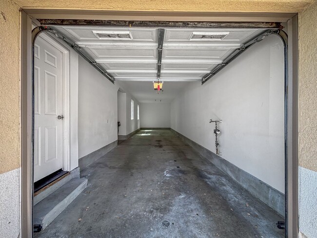 Building Photo - Beautiful & Spacious 2BD/2BA Townhouse in ...