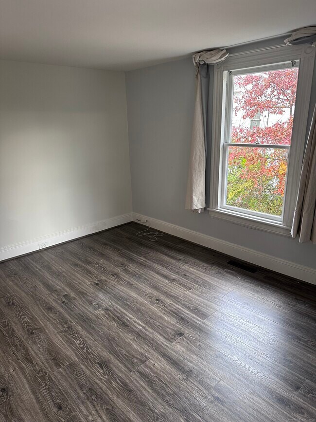 Building Photo - 941 E Broadway