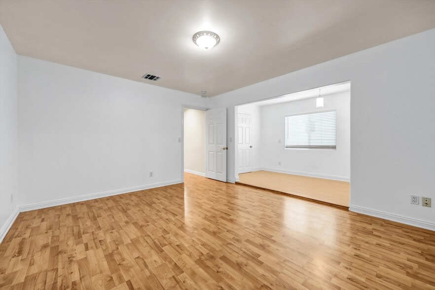 Building Photo - 4421 Prospect Ave
