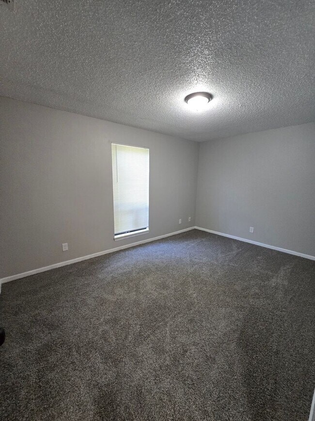 Building Photo - 2 Bedroom 1 Bathroom Apartment in heart of Osage Beach!