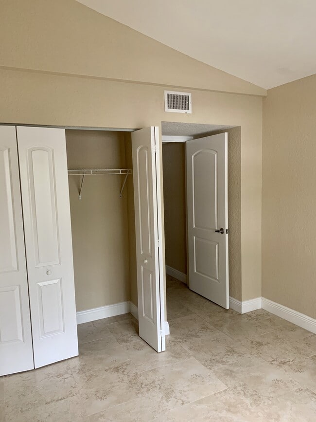 Building Photo - 2841 N Oakland Forest Dr