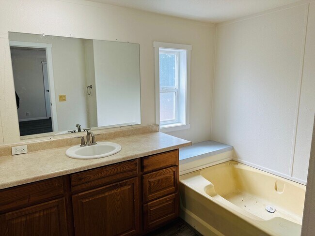 Building Photo - Newly Remodeled Acreage Property