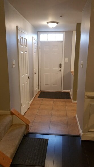 Entryway - 12115 Ivory Fashion Ct