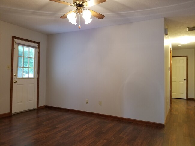 Building Photo - * August 2026* GREAT 3 Bed House!!