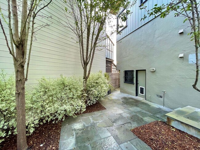 Building Photo - 3BR/2.5BA INCOMPARABLE Views!!! Prime Corona Heights Residence! 2 car parking and laundry! PROGRE...