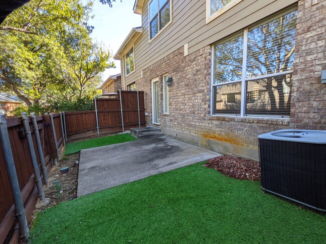 Building Photo - Lovely townhome
