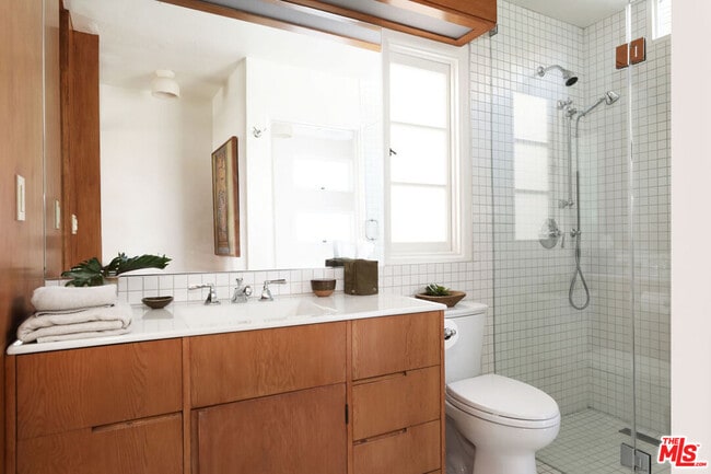 Building Photo - 1811 Edgecliffe Dr