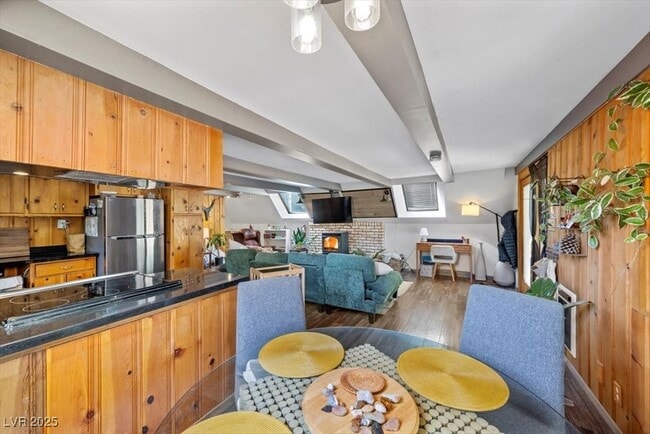 Building Photo - 223 Rainbow Canyon Blvd