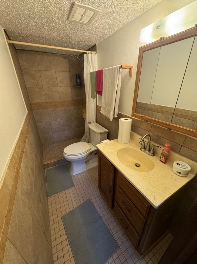 Building Photo - Gorgeous SFH with SS appliances, fenced ba...